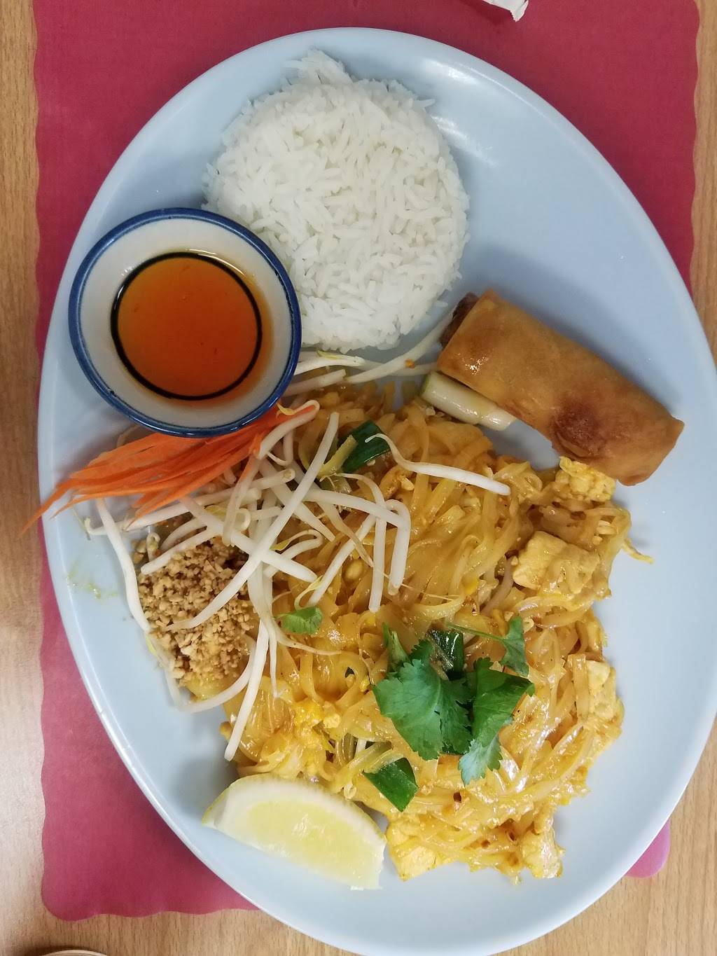 Khun Moo Thai Kitchen | restaurant | 3318, 8674 Lindley Ave, Northridge, CA 91325, USA | 8187093966 OR +1 818-709-3966