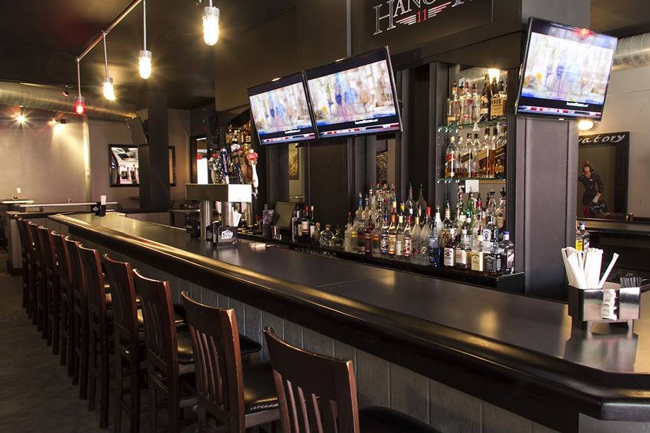 Hangar 11 Burgers & Brews | restaurant | 119-11 Metropolitan Ave, Kew Gardens, NY 11415, USA | 7184418100 OR +1 718-441-8100