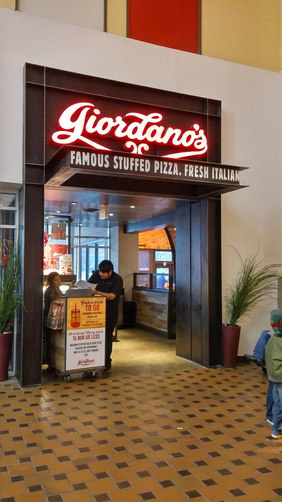 Giordanos | restaurant | 700 E Grand Ave, Chicago, IL 60611, USA | 3122888783 OR +1 312-288-8783