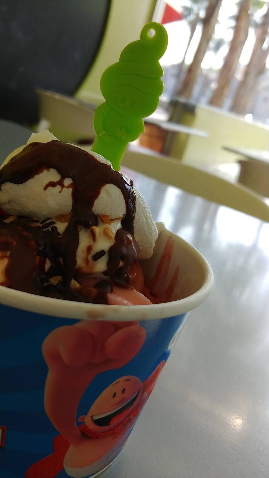 Menchies Frozen Yogurt | bakery | 17245 Ventura Blvd, Encino, CA 91316, USA | 8189901500 OR +1 818-990-1500