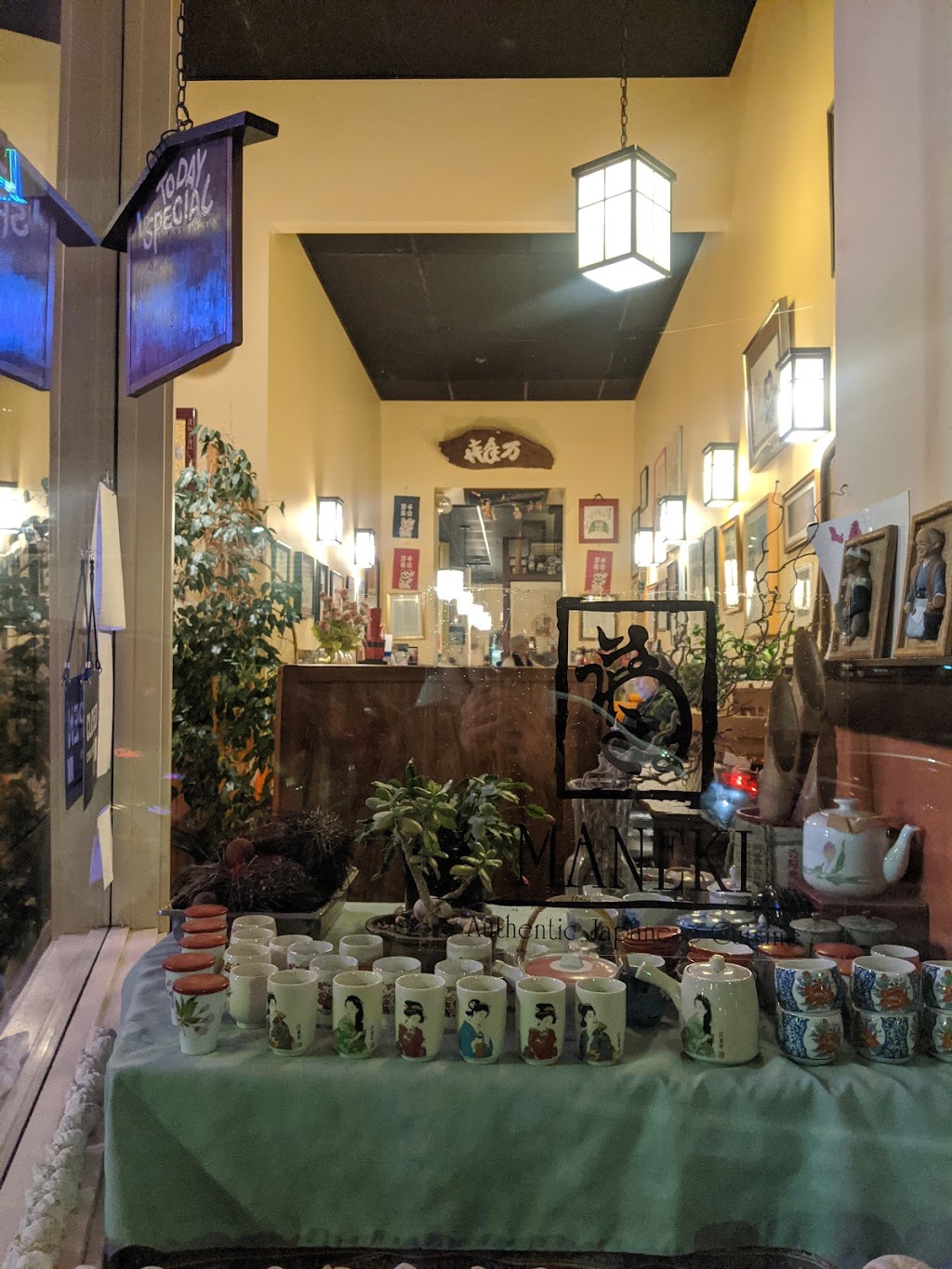 Maneki Restaurant | restaurant | 304 6th Ave S, Seattle, WA 98104, USA | 5036622814 OR +1 503-662-2814