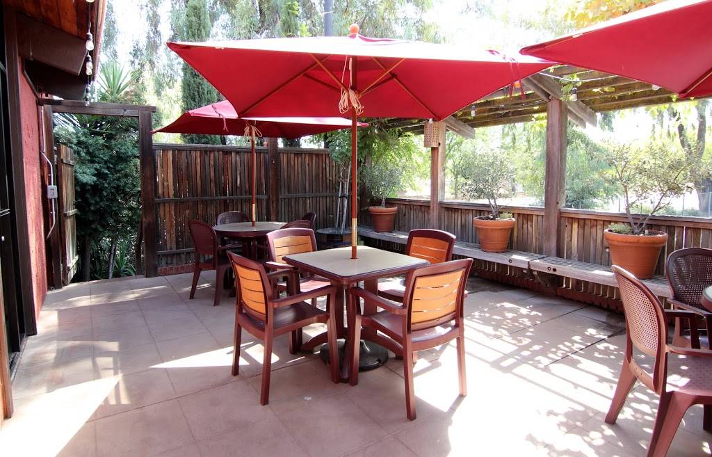 The Vineyard Restaurant and Bar | restaurant | 605 S I St, Madera, CA 93637, USA | 5596740923 OR +1 559-674-0923