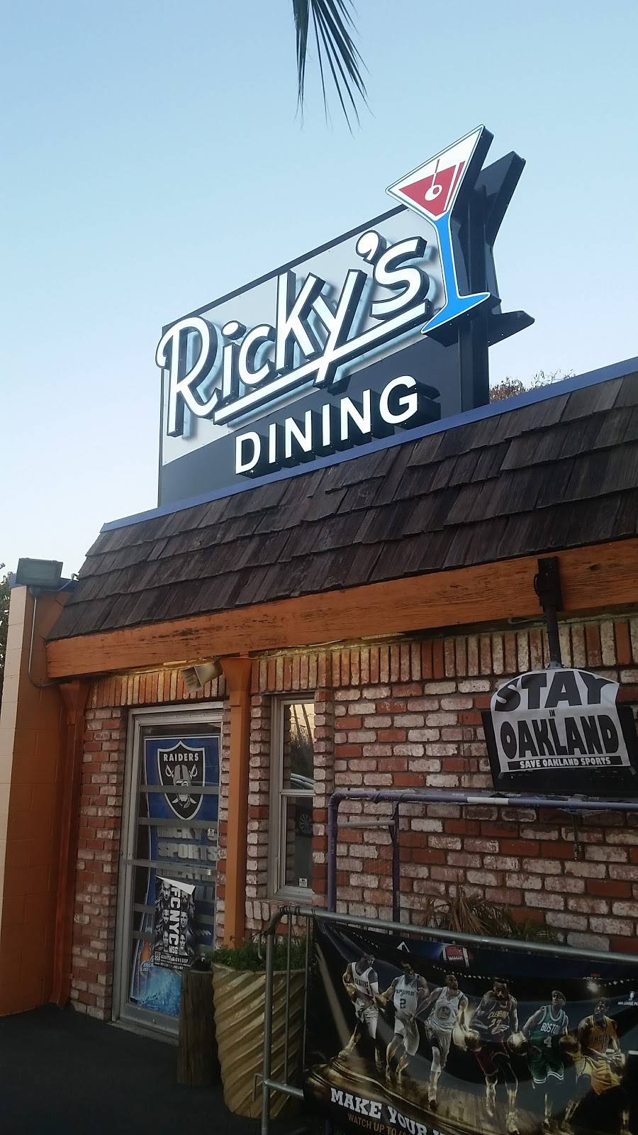 Rickys Sports Theatre & Grill | restaurant | 15028 Hesperian Blvd, San Leandro, CA 94578, USA | 5103170200 OR +1 510-317-0200
