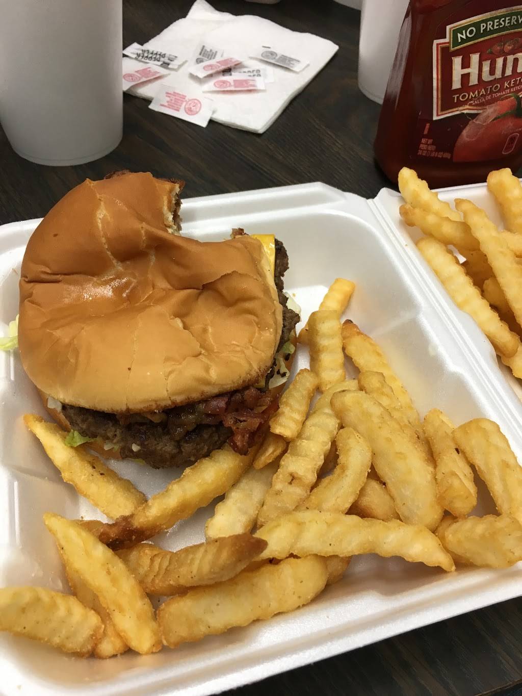 Burger Basket | restaurant | North High Street, 12821 US-79, Bells, TN 38006, USA | 7316632029 OR +1 731-663-2029