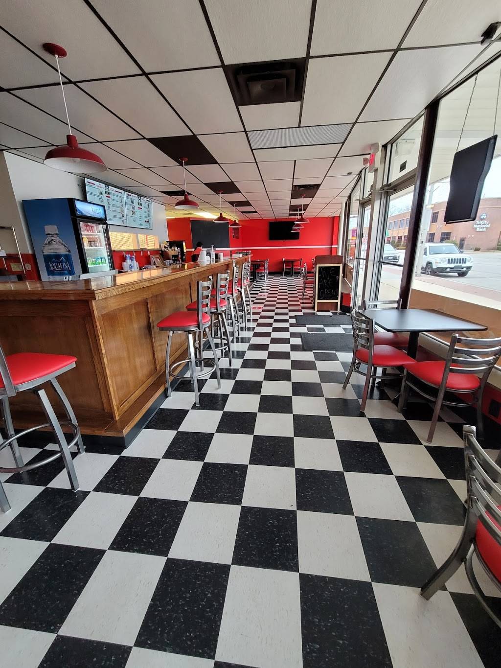 Burger Town | restaurant | 2206 10th Ave, South Milwaukee, WI 53172, USA | 4143019715 OR +1 414-301-9715