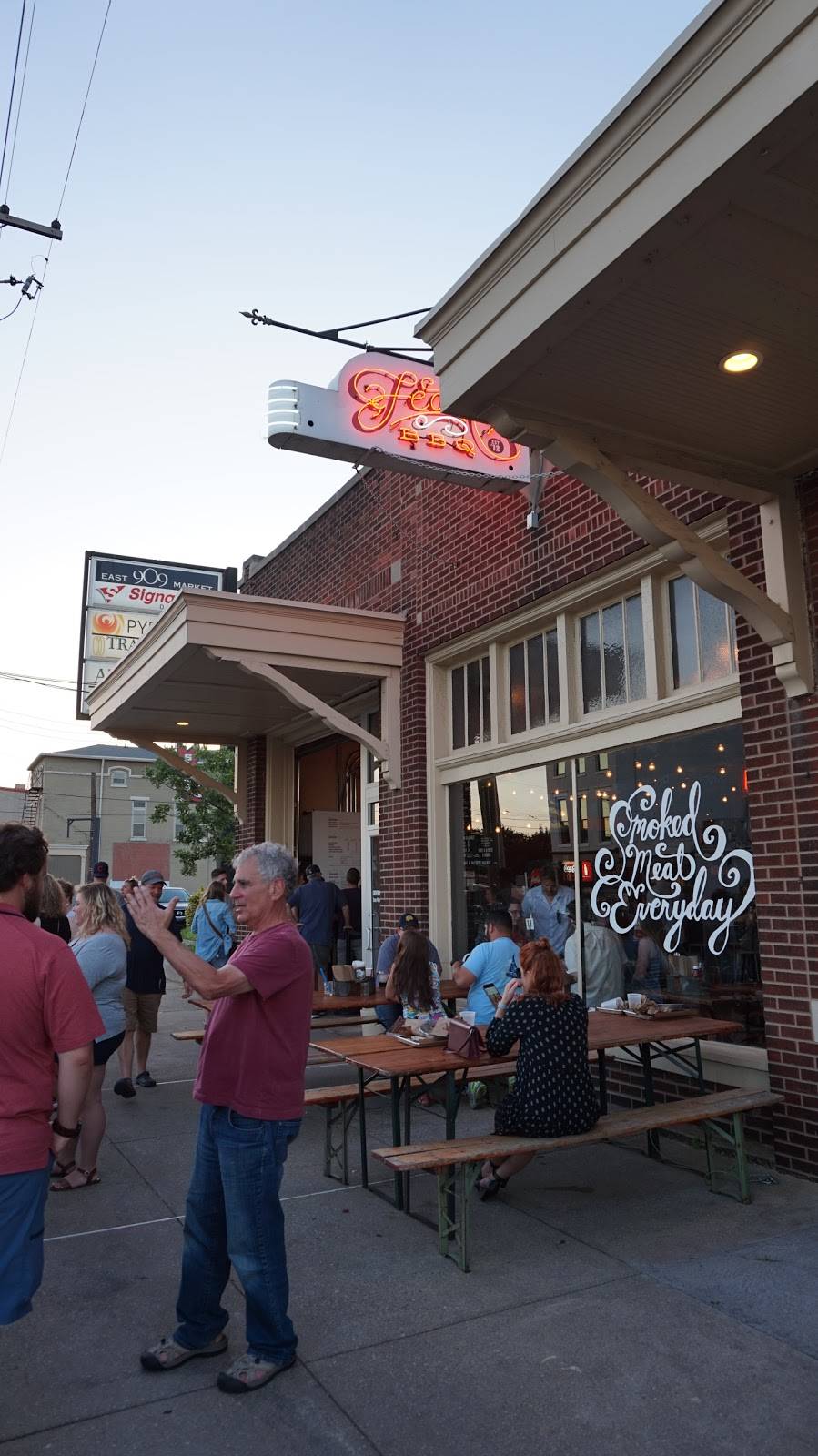Feast BBQ | restaurant | 909 E Market St #100, Louisville, KY 40206, USA | 5027499900 OR +1 502-749-9900