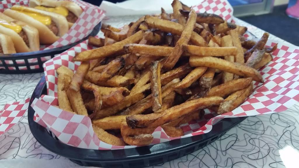 Daves Famous T&L Hot Dogs | restaurant | 29 Garton Plaza, Weston, WV 26452, USA | 3049978340 OR +1 304-997-8340