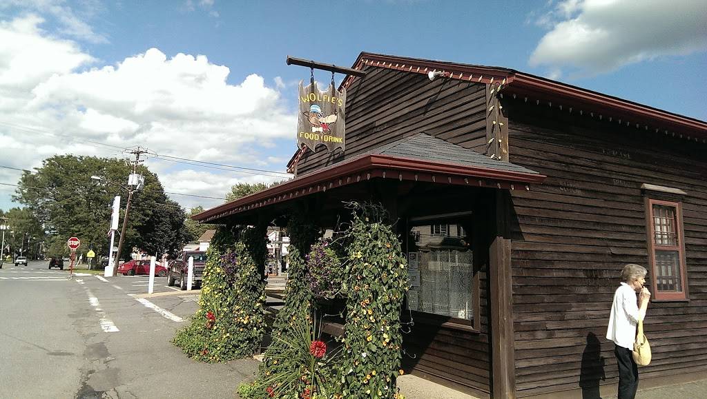Wolfies Restaurant | restaurant | 52 S Main St, South Deerfield, MA 01373, USA | 4136657068 OR +1 413-665-7068