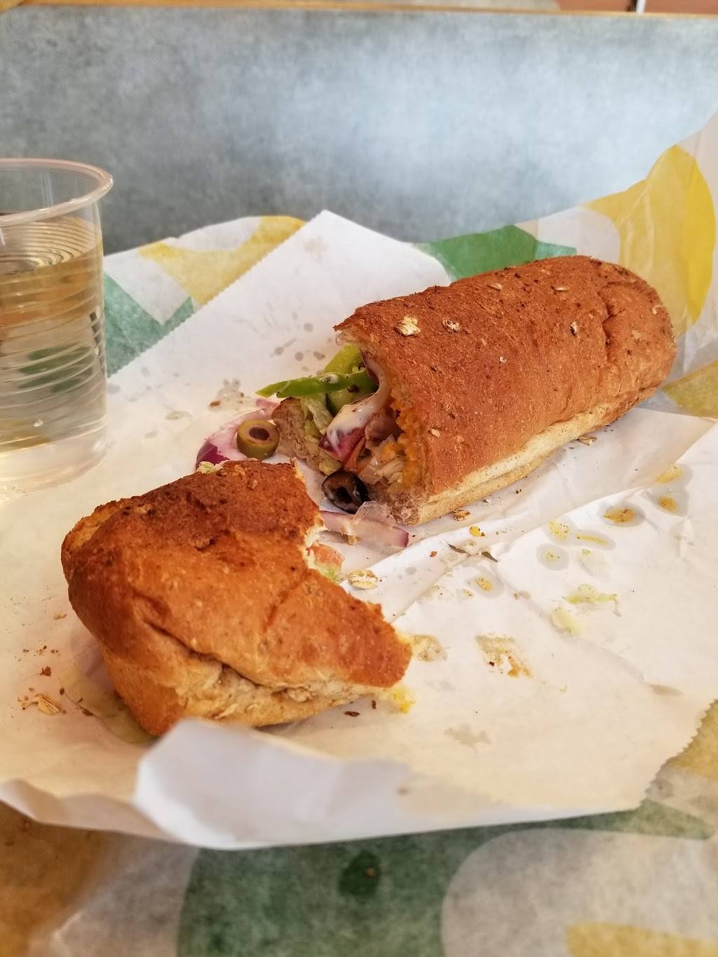 Subway | meal takeaway | 2200 Montreal Rd Place Voyageur Shopping Centre, Gloucester, ON K1J 6M5, Canada | 6137477925 OR +1 613-747-7925