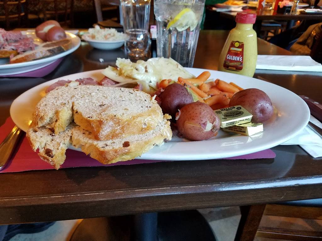 JCs Restaurant at Mikes Place Too | restaurant | 1086 Mastic Rd, Mastic, NY 11950, USA | 6317724680 OR +1 631-772-4680