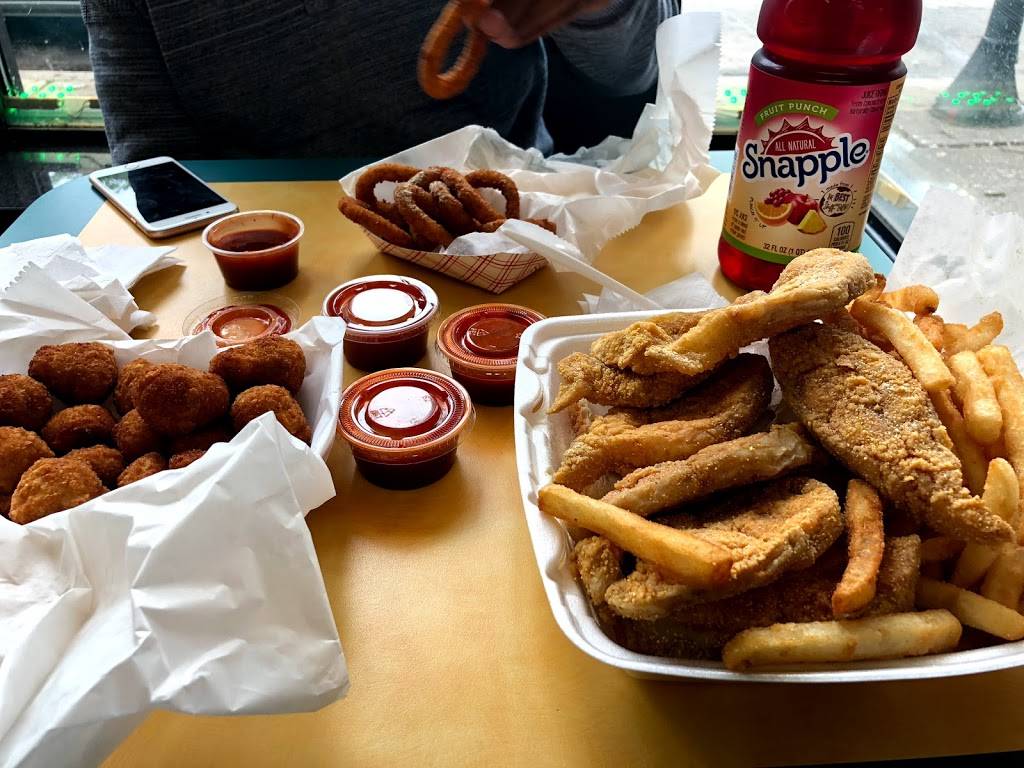 Sharks Fish & Chicken | restaurant | 250 E 35th St, Chicago, IL 60616, USA | 3122258700 OR +1 312-225-8700