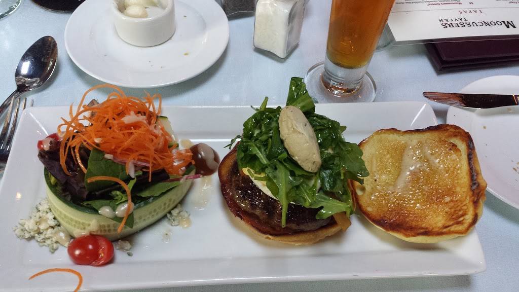 Mooncussers Tavern | restaurant | 86 Sisson Rd, Harwich Port, MA 02646, USA | 5084301230 OR +1 508-430-1230