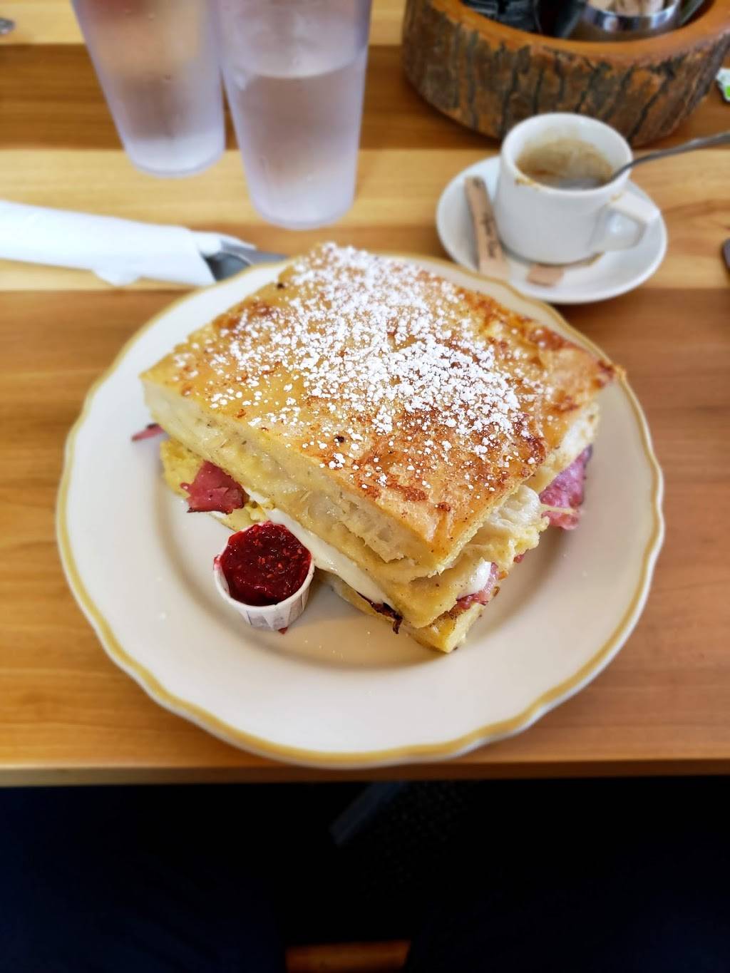 Frenchies Famous | restaurant | 619 Randolph St, Traverse City, MI 49684, USA | 2319441228 OR +1 231-944-1228