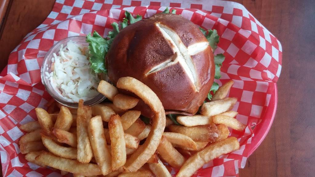 Le Quai Resto-Pub | restaurant | 5 Rue des Remparts, Saint-Michel-de-Bellechasse, QC G0R 3S0, Canada | 4188844088 OR +1 418-884-4088