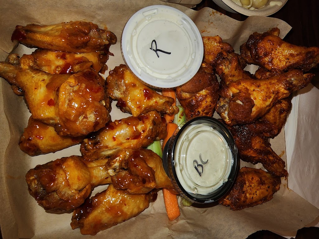 Lawrence KS Wing Co | restaurant | 1016 Massachusetts St, Lawrence, KS 66044, USA | 7857644299 OR +1 785-764-4299