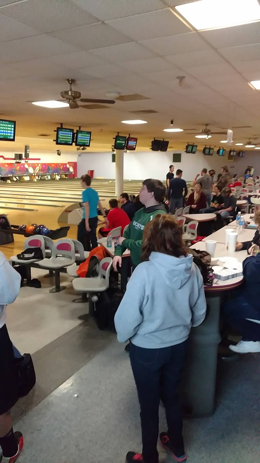 Nellie Fox Bowl & Sport Shop | restaurant | 3587 Molly Pitcher Hwy, Chambersburg, PA 17202, USA | 7173752222 OR +1 717-375-2222