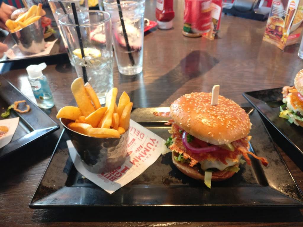 Red Robin Gourmet Burgers and Brews | restaurant | 21215 Bothell Everett Hwy, Bothell, WA 98021, USA | 4254833595 OR +1 425-483-3595