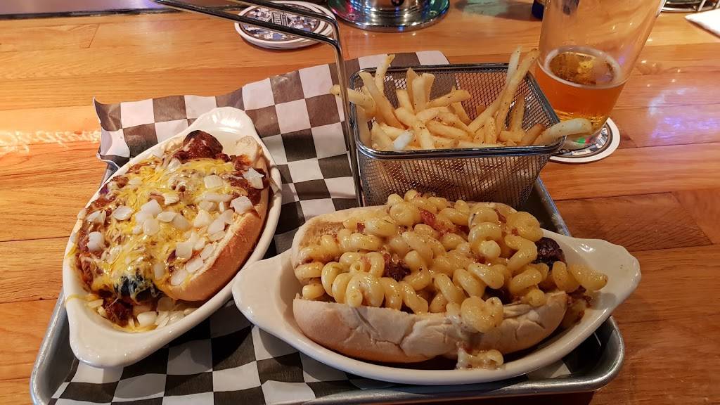 Charlie Hoopers | restaurant | 12 W 63rd St, Kansas City, MO 64113, USA | 8163618841 OR +1 816-361-8841