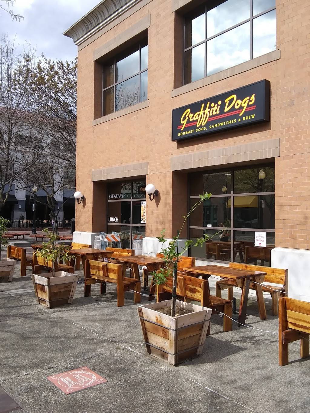 Graffiti Dogs | restaurant | 1002 10th St, Modesto, CA 95354, USA | 2092389990 OR +1 209-238-9990