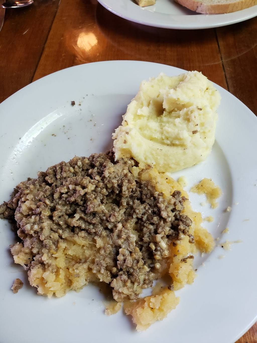 MacLaomainns Scottish Pub | restaurant | 52 S Main St, Chester, VT 05143, USA | 8028756227 OR +1 802-875-6227