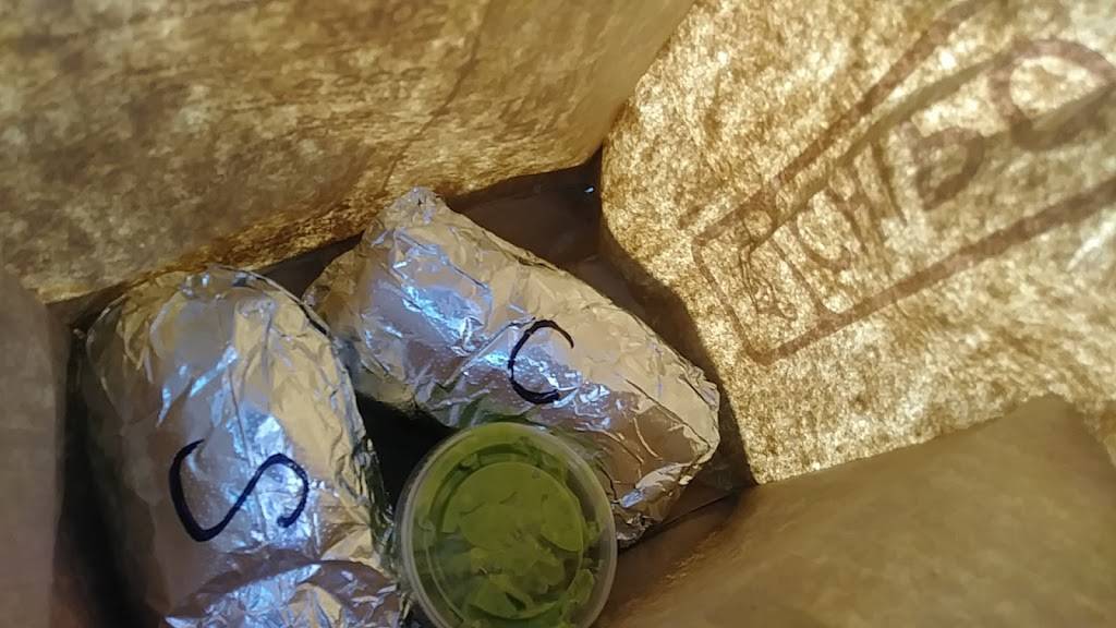 Chipotle Mexican Grill | restaurant | 3232 S 27th St, Milwaukee, WI 53215, USA | 4143891380 OR +1 414-389-1380