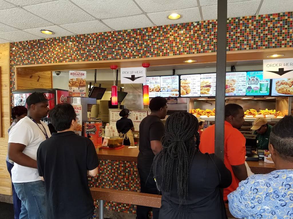 Popeyes Louisiana Kitchen | restaurant | 300 N Broadway, Baltimore, MD 21231, USA | 4105581157 OR +1 410-558-1157