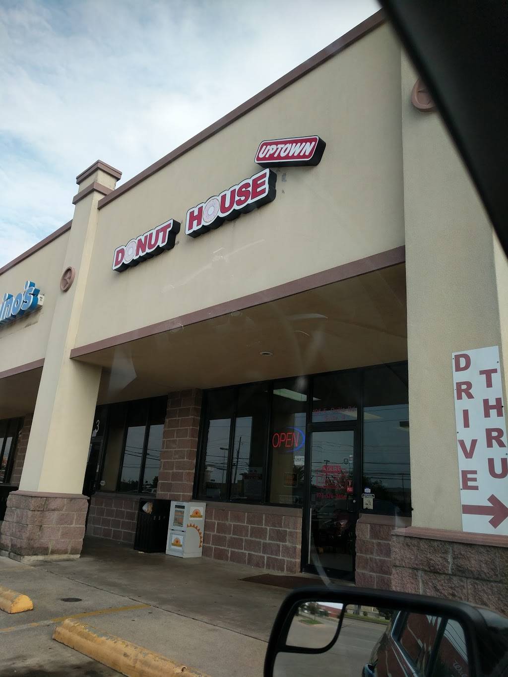 Red Oak Donuts Uptown | bakery | 106 East Ovilla Road, Red Oak, TX 75154, USA | 9725762456 OR +1 972-576-2456