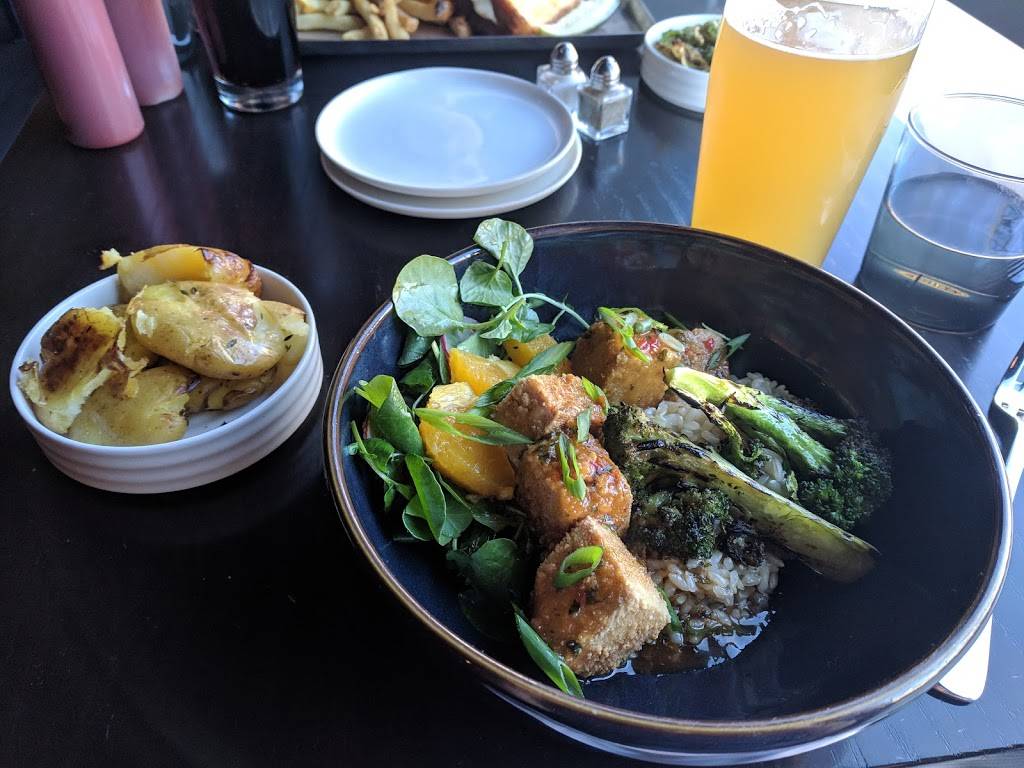 The Square Kitchen & Bar | restaurant | 1 Pond St, Sharon, MA 02067, USA | 7818677979 OR +1 781-867-7979