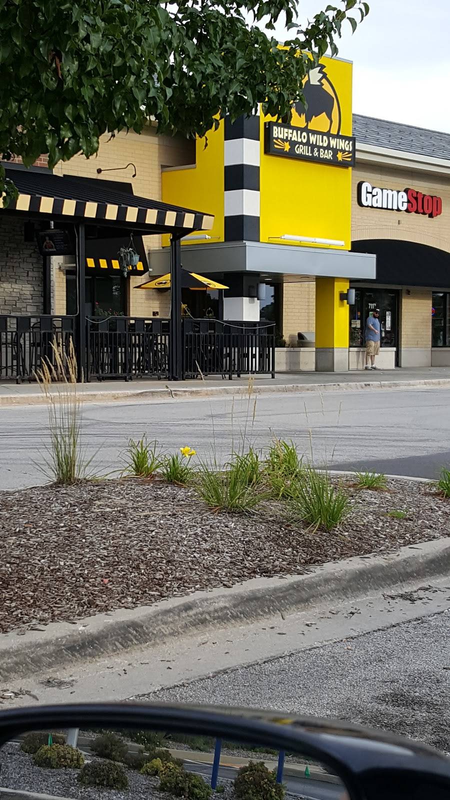 Buffalo Wild Wings | restaurant | 7111 South Kingery Hwy, Willowbrook, IL 60527, USA | 6304556051 OR +1 630-455-6051