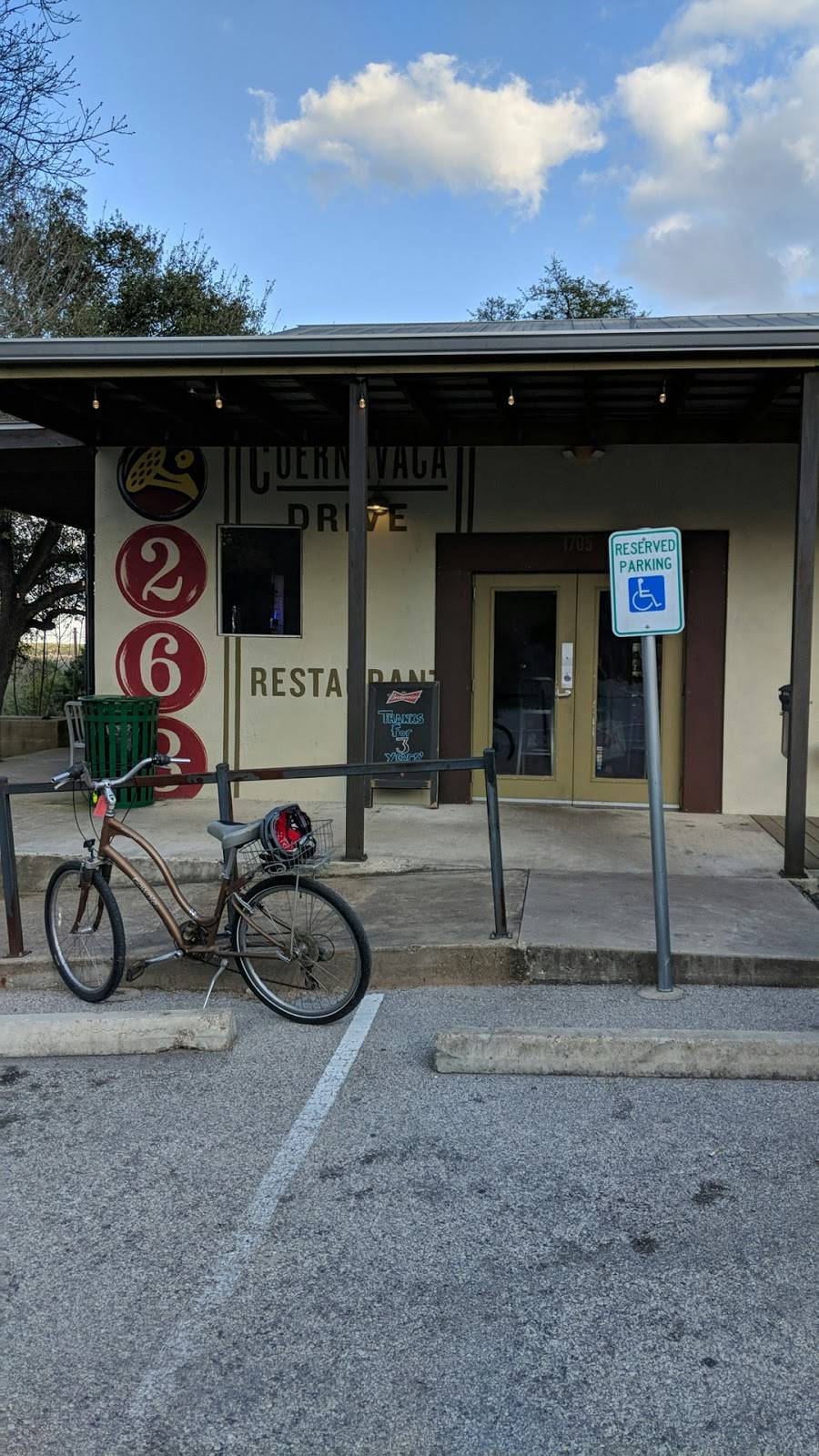 Austins Pizza Cuernavaca | restaurant | 1705 N Cuernavaca Dr N, Austin, TX 78733, USA | 5127958888 OR +1 512-795-8888