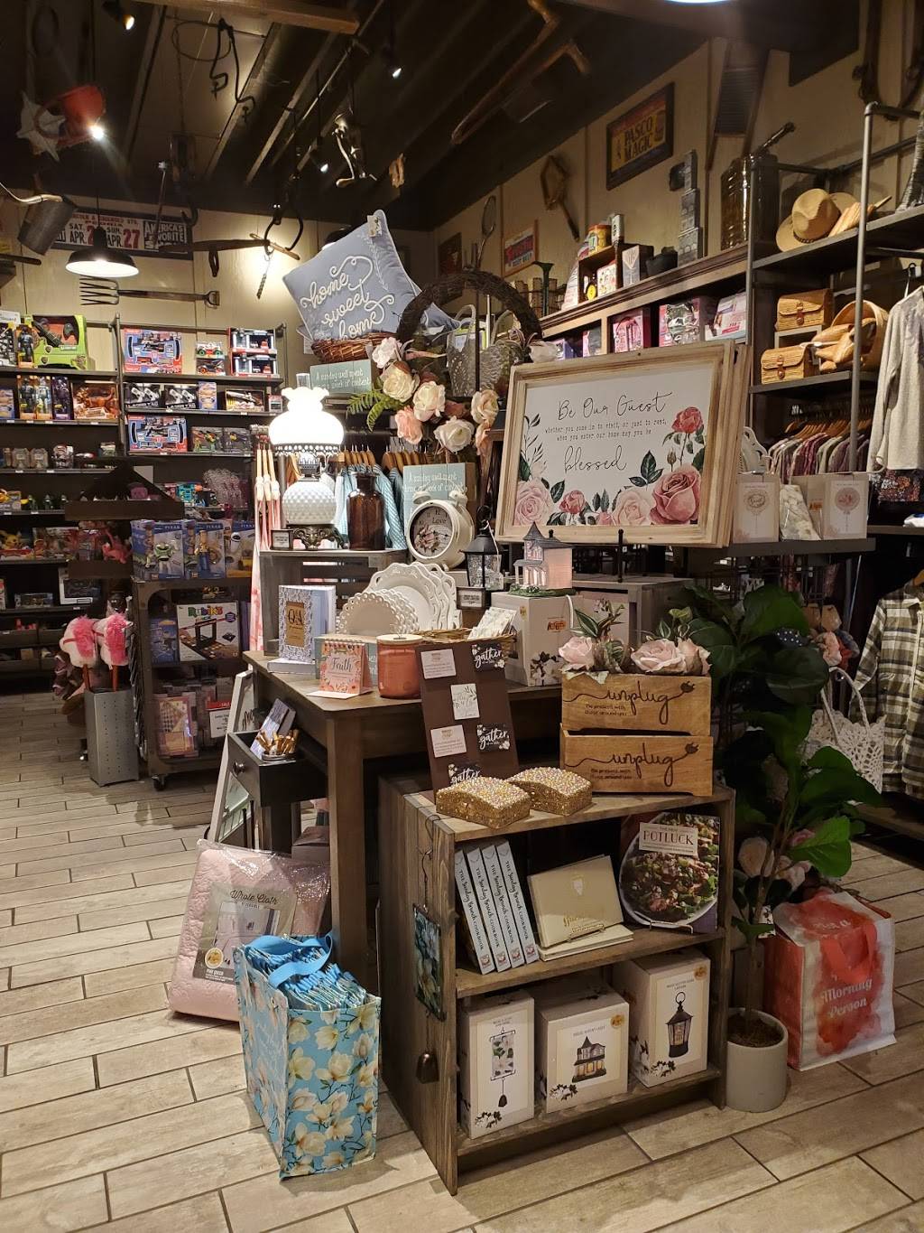 Cracker Barrel Old Country Store | restaurant | 9370 Theater Dr, Gibsonton, FL 33534, USA | 8137412744 OR +1 813-741-2744