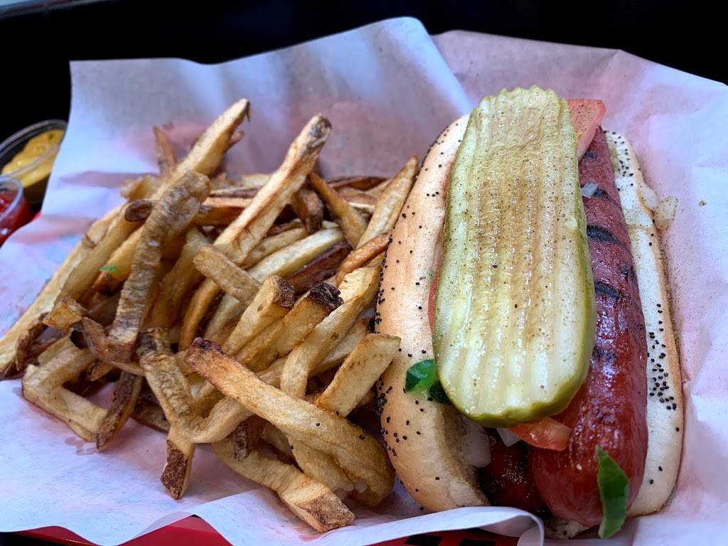 Downtown Dogs | meal takeaway | 804 N Rush St, Chicago, IL 60611, USA | 3129515141 OR +1 312-951-5141