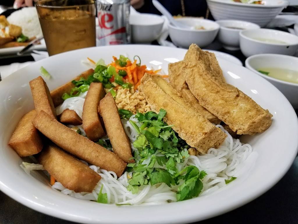 Pho Lee Hoa Phat | restaurant | 870 E Travis Blvd, Fairfield, CA 94533, USA | 7074269999 OR +1 707-426-9999