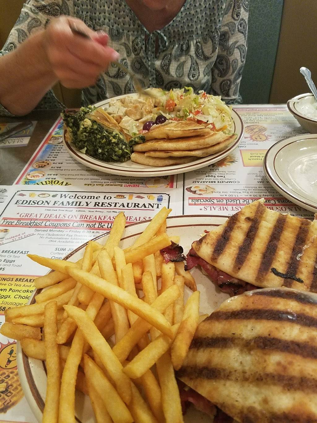 Edison Family Restaurant | restaurant | 1900 Oak Tree Road, Edison, NJ 08820, USA | 7329062272 OR +1 732-906-2272