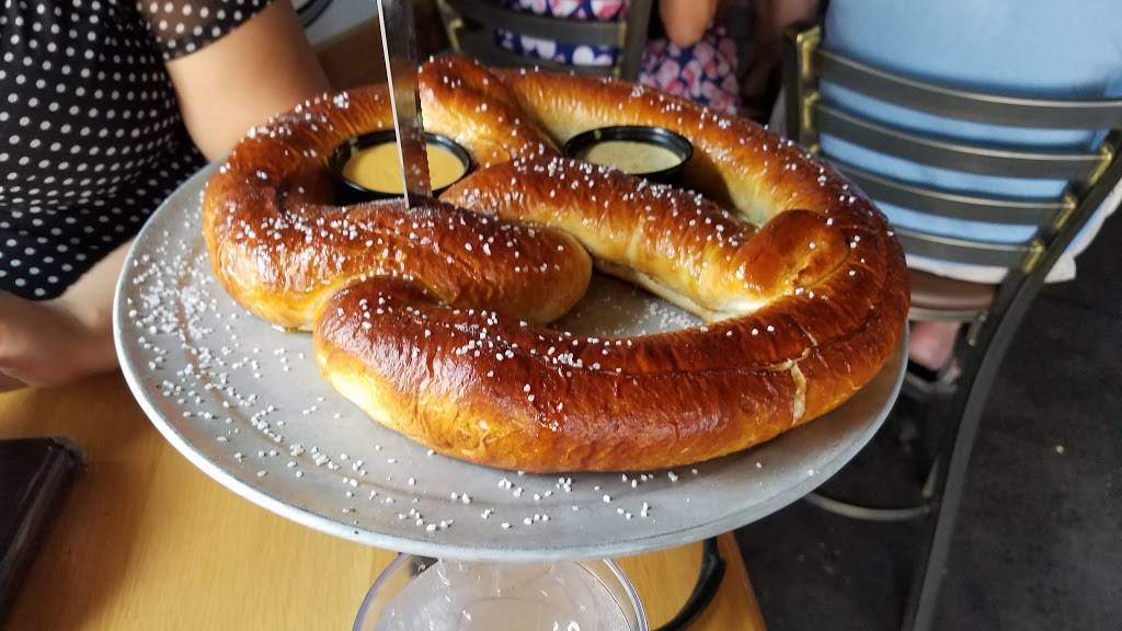 Beerhead Bar & Eatery - Cleveland Flats | restaurant | 1156 W 11th St, Cleveland, OH 44113, USA | 2166212000 OR +1 216-621-2000