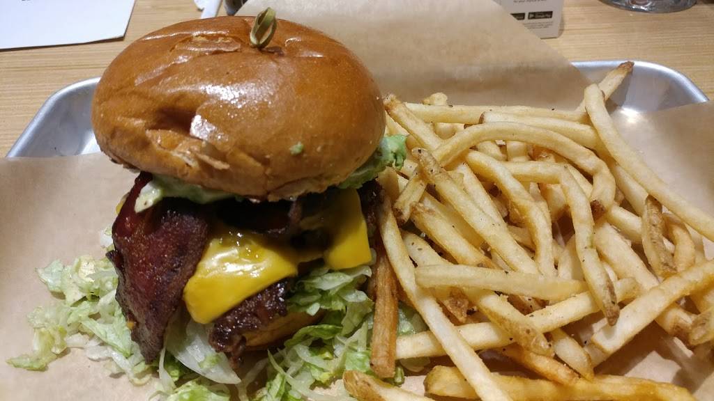 Buffalo Wild Wings | meal takeaway | 2900 S 25th St, Clinton, IA 52732, USA | 5632423002 OR +1 563-242-3002