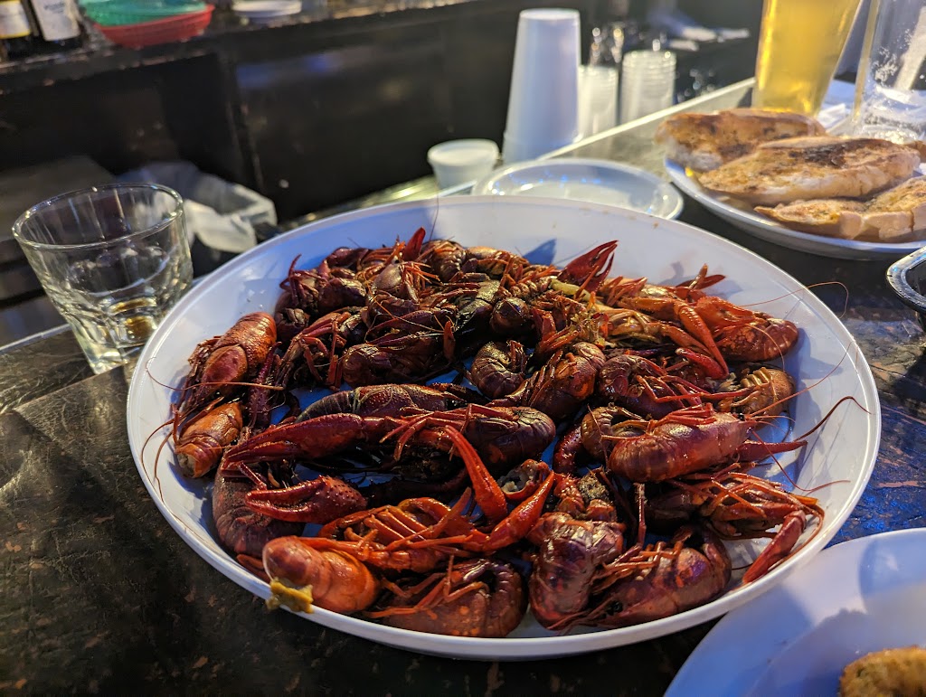 Frankie & Johnnys | restaurant | 321 Arabella St New, New Orleans, LA 70115, USA | 5042431234 OR +1 504-243-1234