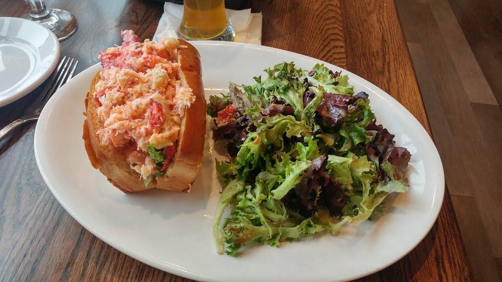 The Cove Restaurant & Marina | restaurant | 392 Davol St, Fall River, MA 02720, USA | 5086724540 OR +1 508-672-4540