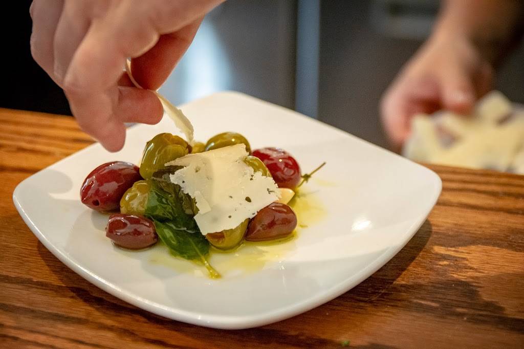 Tobins Market | restaurant | 197 Jackson St, Charleston, SC 29403, USA | 8437934130 OR +1 843-793-4130