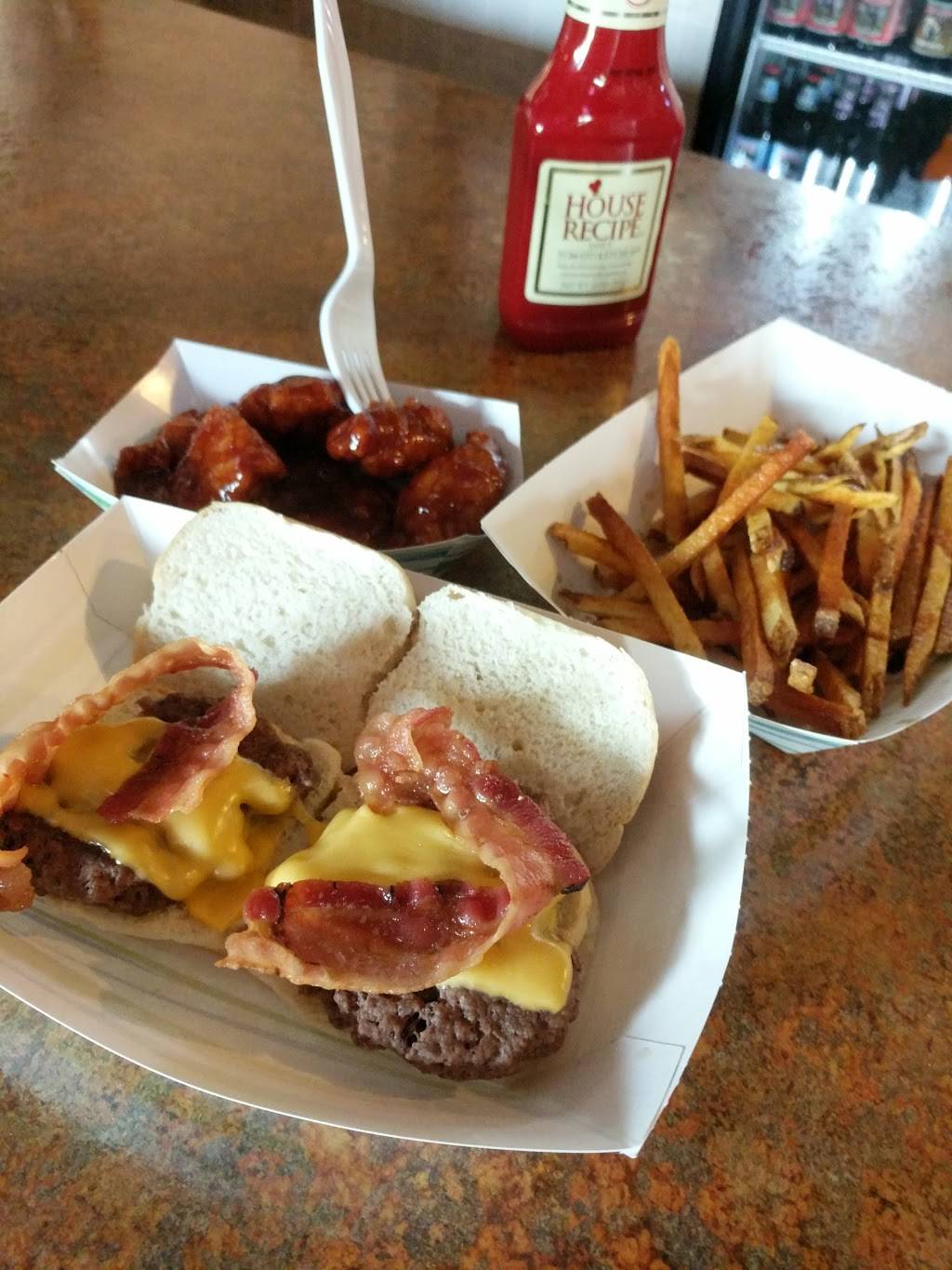 Wide World of Wings | restaurant | 5729 Tower Ave, Superior, WI 54880, USA | 7153921342 OR +1 715-392-1342