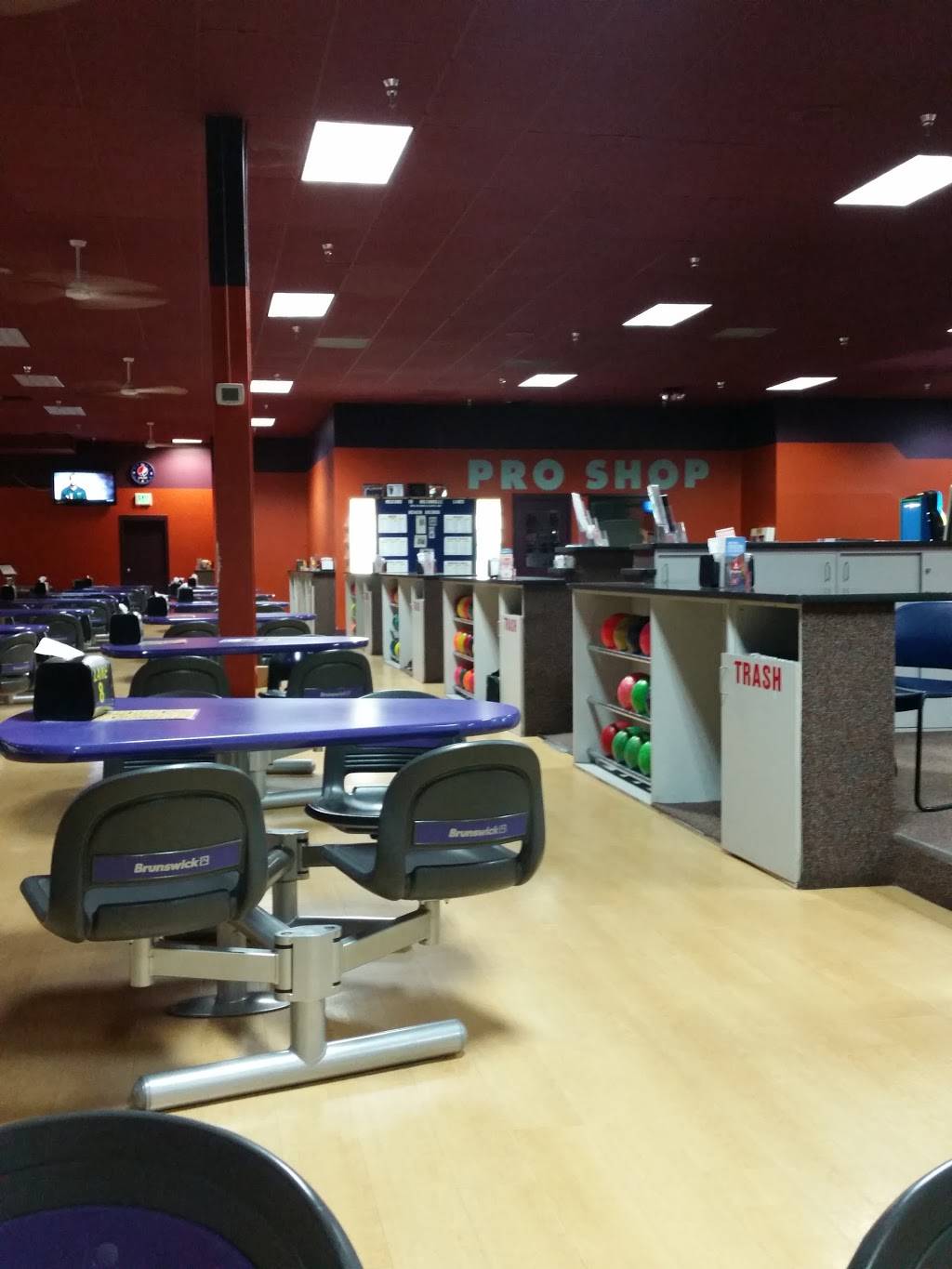 Wilsonville Lanes | restaurant | 29040 Town Center Loop E #a, Wilsonville, OR 97070, USA | 5036822346 OR +1 503-682-2346