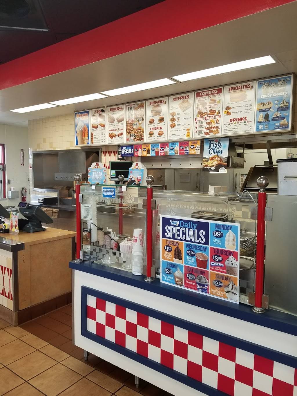 Wienerschnitzel | restaurant | 25250 Madison Ave, Murrieta, CA 92562, USA | 9514619697 OR +1 951-461-9697