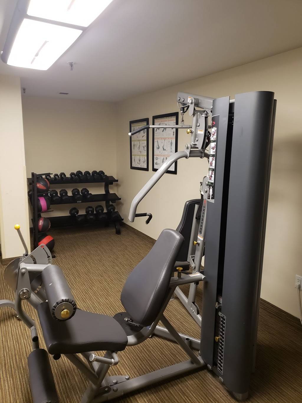 Round House Bar and Grill | restaurant | 2261 N Causeway Blvd, Metairie, LA 70001, USA | 5042242466 OR +1 504-224-2466