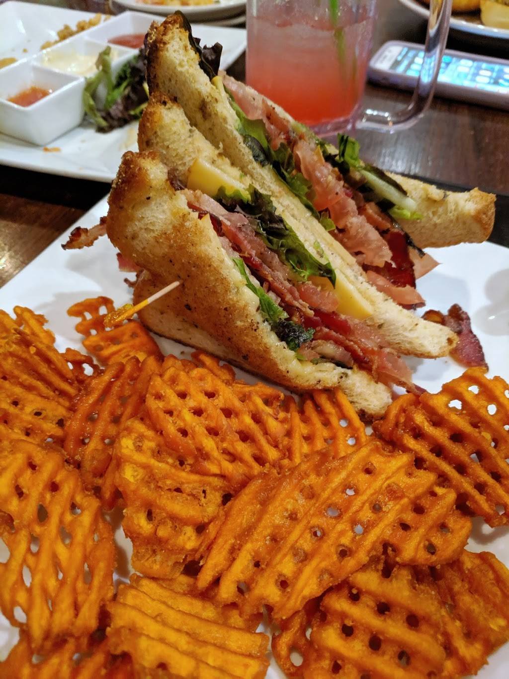 Roger Browns Restaurant and Sports Bar | restaurant | 316 High St, Portsmouth, VA 23704, USA | 7573995377 OR +1 757-399-5377