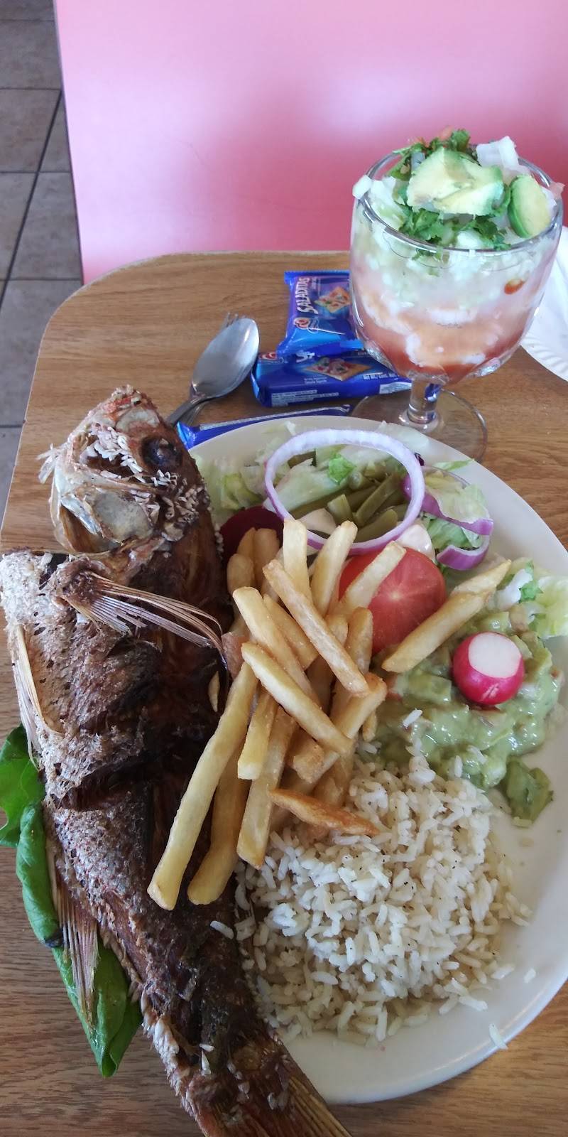 Gutierrez Drive In | restaurant | 61 Sherwood Dr, Salinas, CA 93901, USA | 8314248383 OR +1 831-424-8383