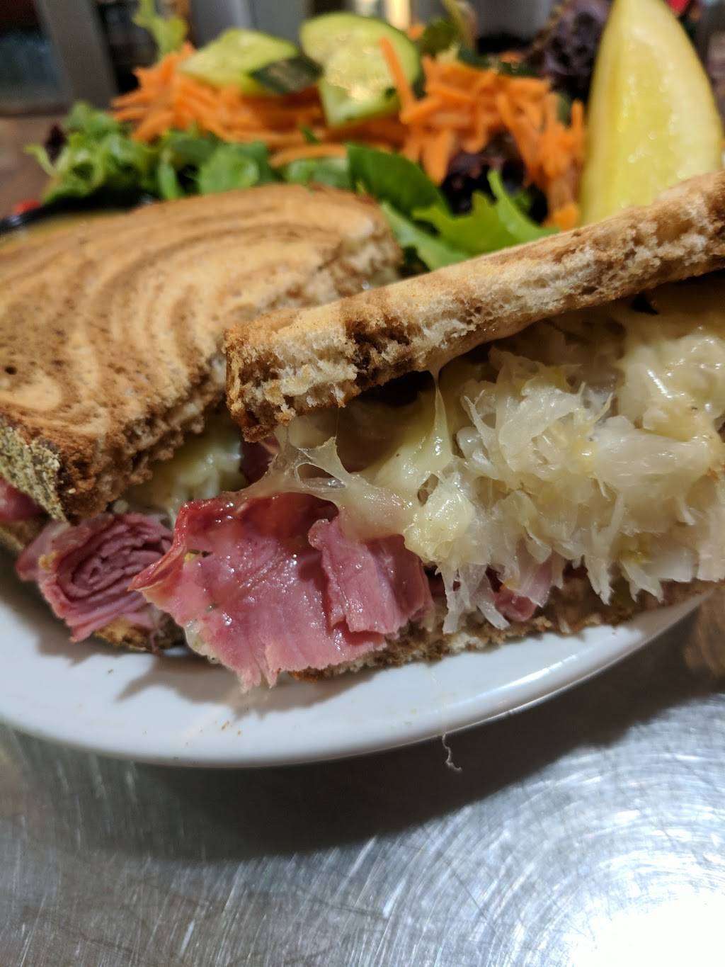 Queens Bush Pub | restaurant | 451 10th St, Hanover, ON N4N 1P7, Canada | 5193646666 OR +1 519-364-6666