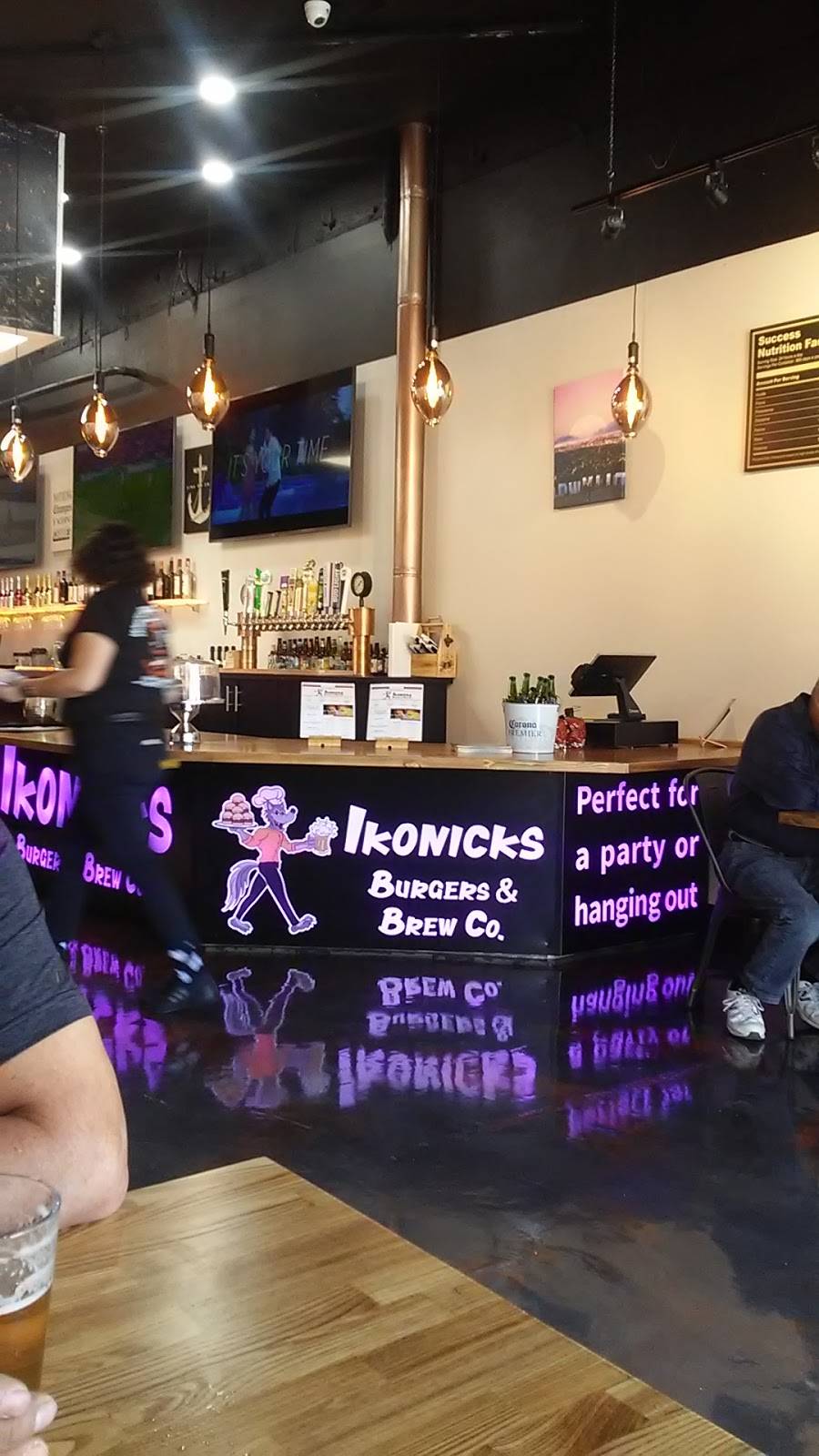 Ikonicks Burgers & Brew Co. | restaurant | 406 S Myrtle Ave, Monrovia, CA 91016, USA | 6263584888 OR +1 626-358-4888