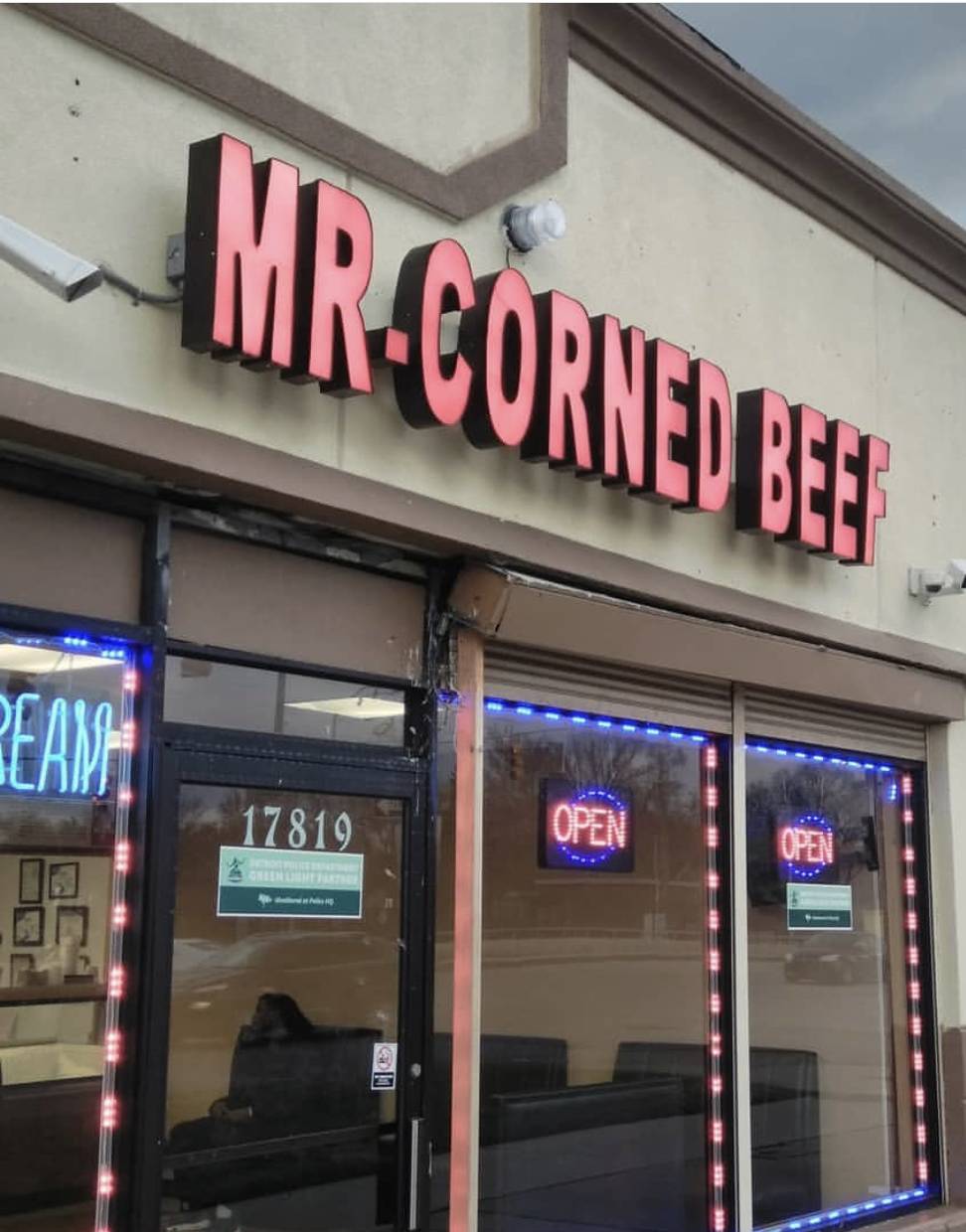 Mr. Corned Beef | restaurant | 8906 Eight Mile Rd, Ferndale, MI 48220, USA | 2486773314 OR +1 248-677-3314
