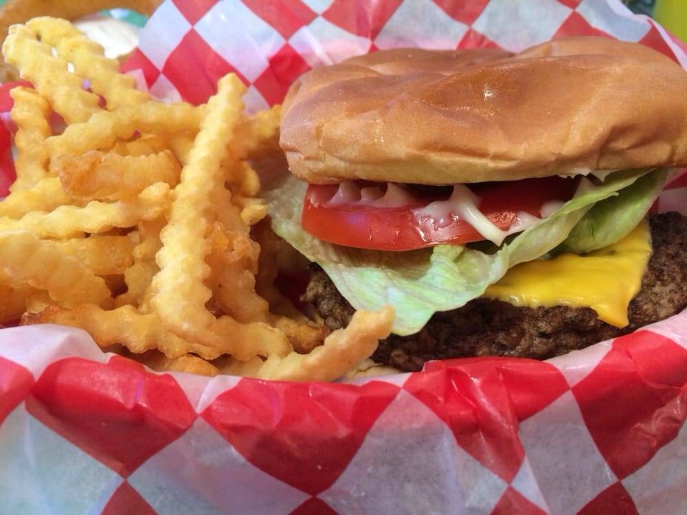 Lyndas Bar & Grill | restaurant | 212 E Centre St, Royalton, MN 56373, USA | 3203020117 OR +1 320-302-0117