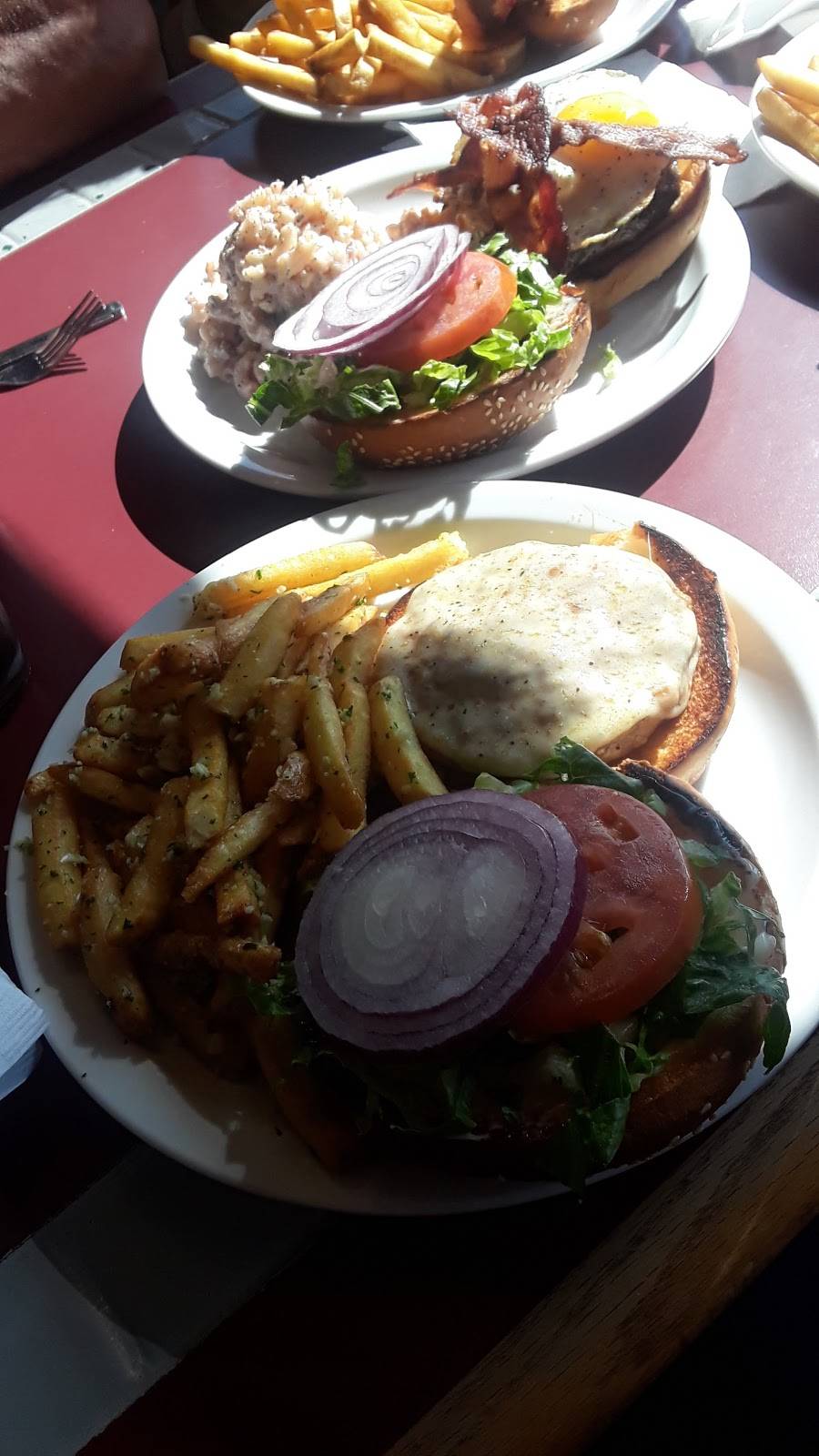 Mikes At The Crossroads | restaurant | 2109, 840 Petaluma Blvd N, Petaluma, CA 94952, USA | 7077788222 OR +1 707-778-8222